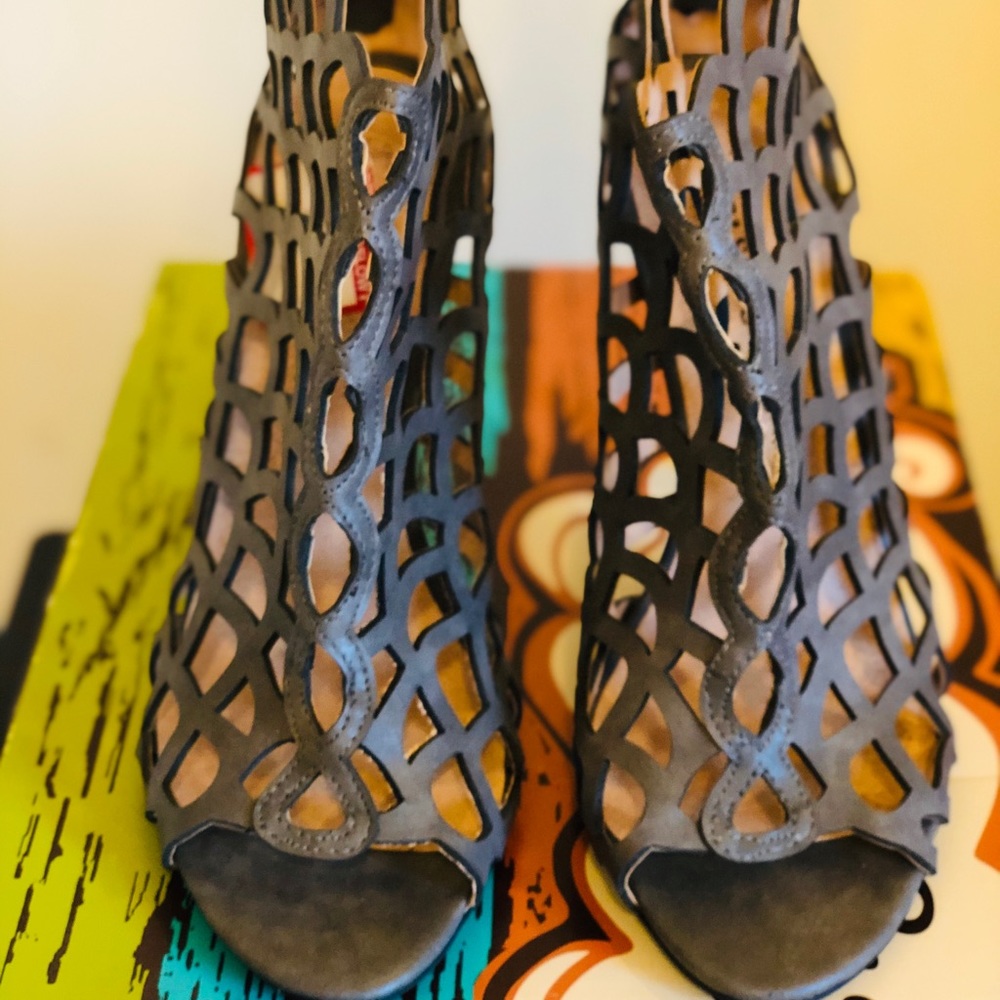 Shoes - Picture 2 of 3